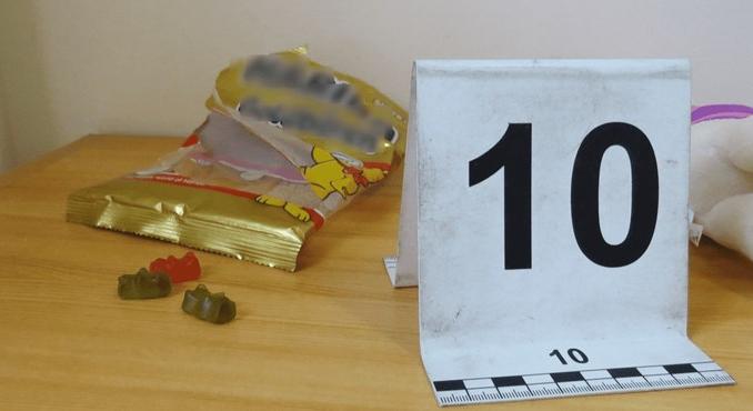 Mielőtt elvitte volna a laptopot, az ott talált gumicukrot is megette az óvodába betörő férfi