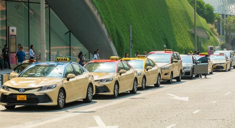 Több mint 100 ezer tárgyat hagytak el az utasok a dubaji taxikban – köztük meglepő dolgokat is
