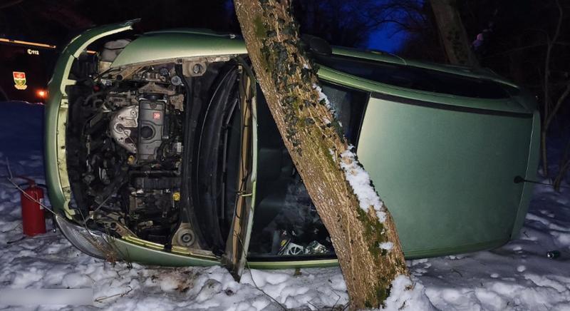 Árokba borult egy autó a 68-ason