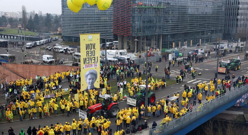 Magyar Péter szóváltásba keveredett egy tüntetővel Strasbourgban