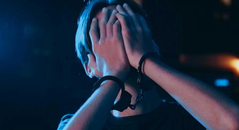 Negyven késszúrással végzett alvó anyjával egy húszéves fiatalember