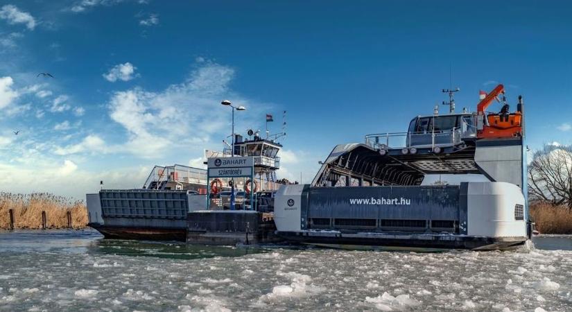 Dermesztő fordulat: a jég győzött a balatoni kompok felett (VIDEÓ)