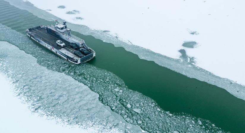 Óriási jégbuborékok jelentek meg a Balaton tetején, mintha nem a Földön lennénk