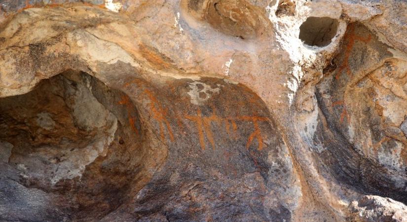 8000 éves sziklarajzokat talált egy férfi kirándulás közben