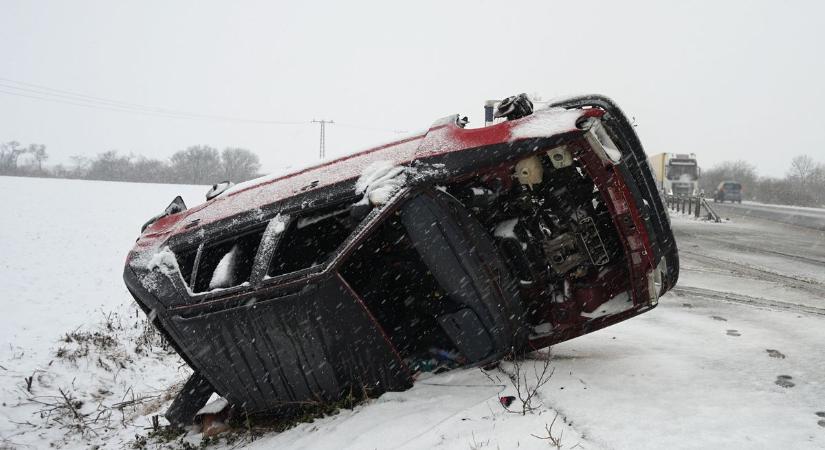 Árokban kötött ki egy autó Hódmezővásárhely és Mártély között