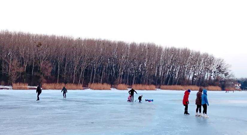 Tömegek vannak a befagyott vizeken – mentési tippek, ha beszakad a jég