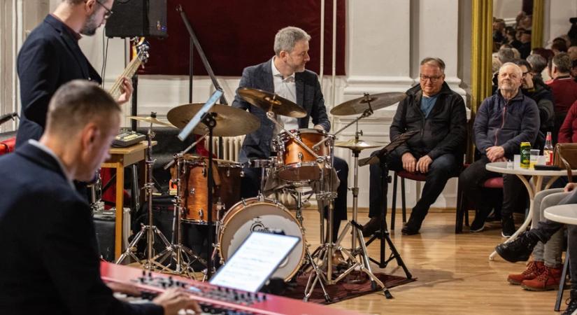 Beethoven-művek jazz-stílusban: telt házas koncertet adott a Sárik Péter Trió a Honvéd Kaszinóban