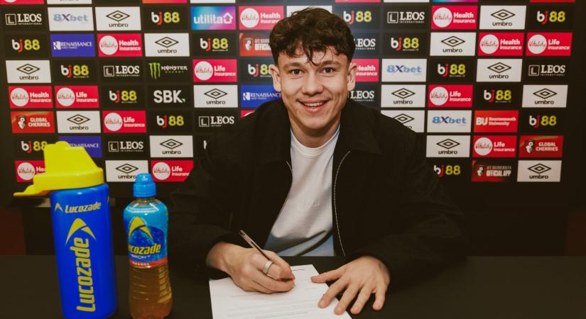 Már hivatalos: Tóth Alex a Premier League-ben folytatja, 5 és fél éves szerződést írt alá