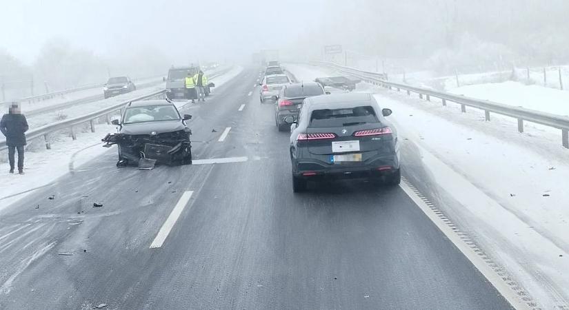Jeges pokollá vált az M3-as: roncsok között araszoltak az autók a baleset miatt – videóval