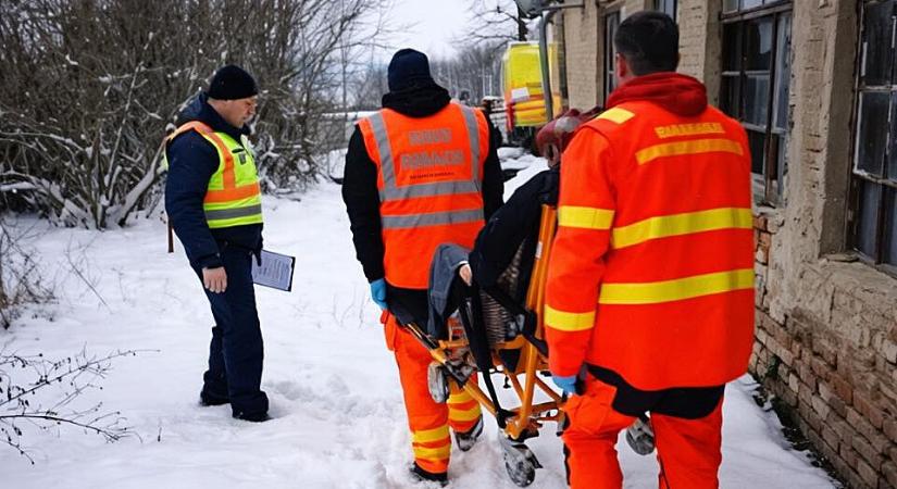 A szomszédok aggódása mentett meg egy idős nőt – Jéghideg szobában találtak rá