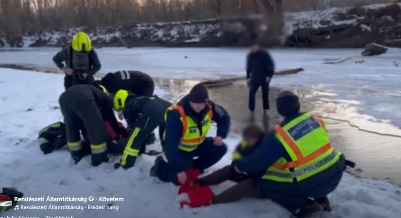 Videó: a rendőrség közzétette a jeges Ipolyba esett lányok mentése közben készült felvételt
