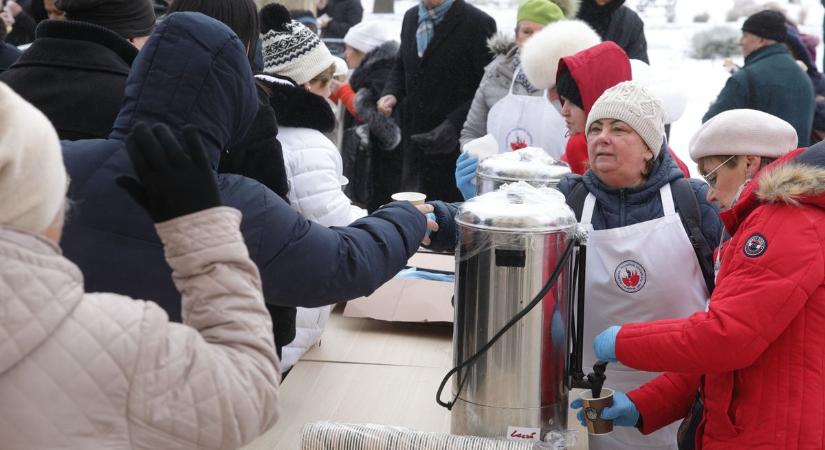 Fánkot és teát osztottak Székesfehérvár fogadalmi ünnepén (galéria, videó)