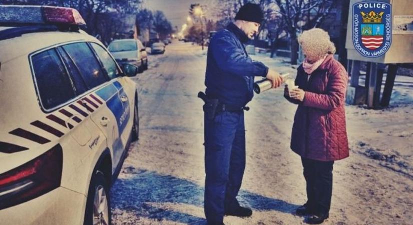 Segítettek egy utcán fagyoskodó idős emberen Téten