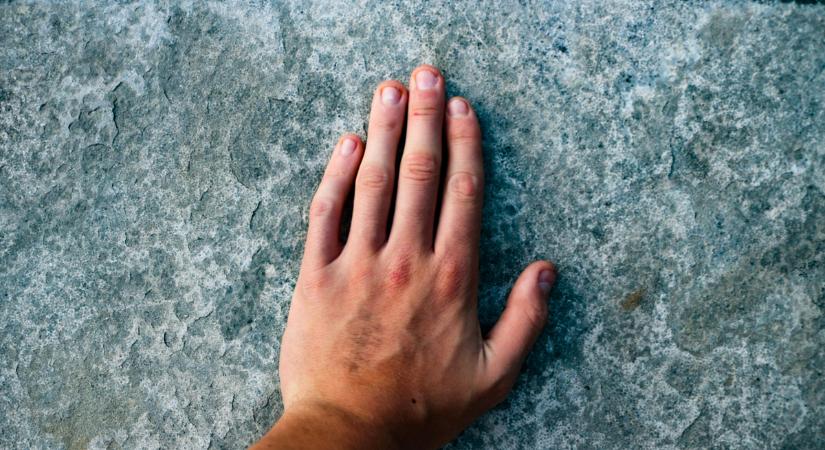 Jól nézd meg az ujjaid, ha ezt látod a tüdőrák jele