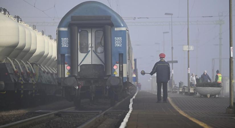 Telefon, laptop, pénztárca: tavaly közel 23 ezer tárgyat felejtettek az utasok a MÁV-csoport járművein