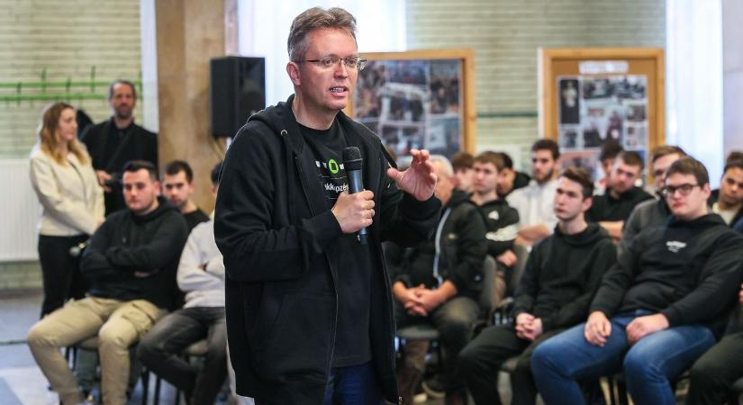 Győri Lukács-iskolában járt a miniszter - Fejlesztéseket jelentett be