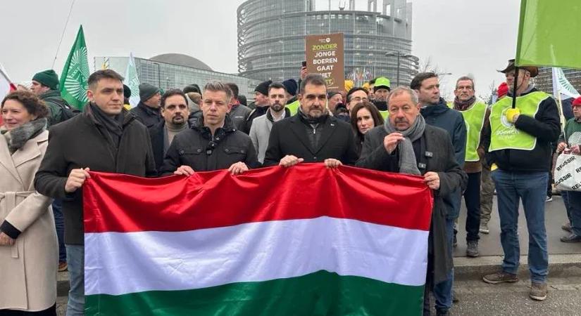 Magyar Péter Strasbourgban tüntetett az EU-s gazdák mellett, Orbán Viktor a Facebookon buzdította őket
