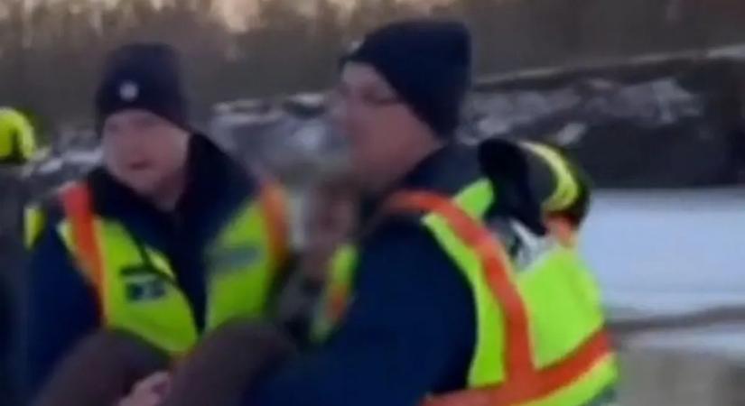 Sokkoló baleset: beszakadt alattuk a jég, videón az Ipolyba zuhant lányok drámai mentése