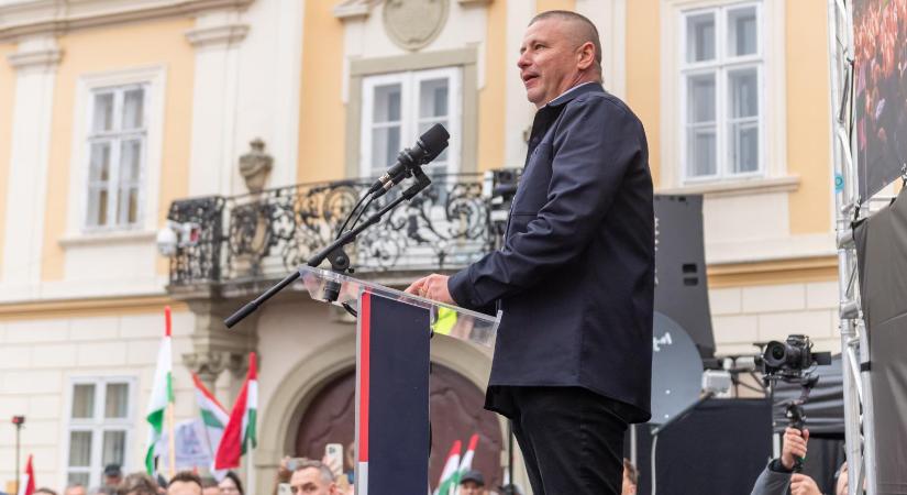 Továbbra is rendőrségi eljárás folyik Ruszin-Szendi Romulusz ellen, állítólag egy budapesti fórumra is magával vitte fegyverét