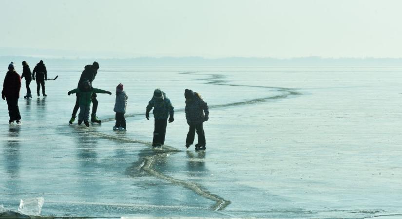 Megrohamozták a Balatont: ritka téli csoda vonzott tömegeket Keszthelyen (galéria, videó)