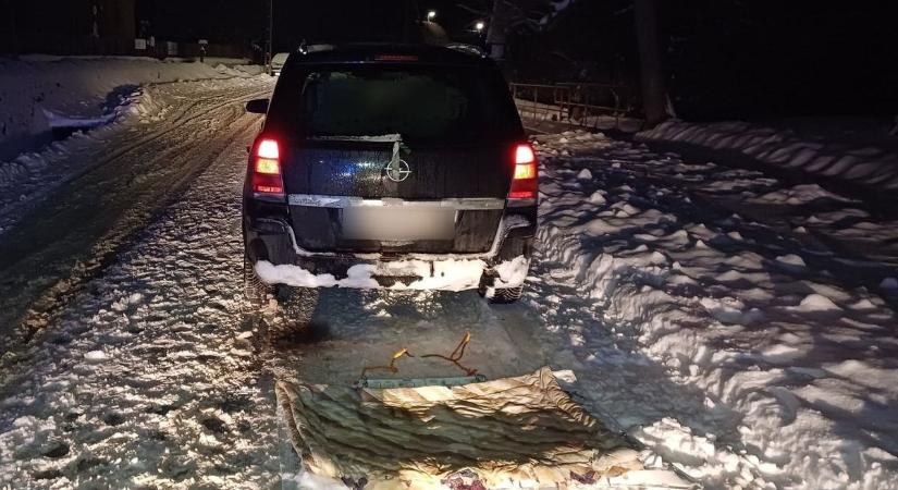 Ezt hogy gondolta? A férfi autója után kötött egy motorháztetőt, így vontatott három gyereket - fotó