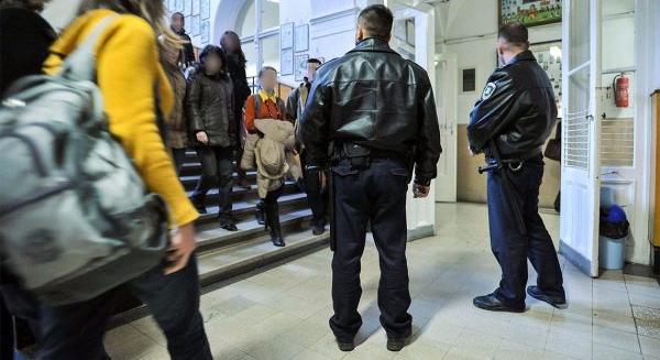 ORFK: Bilincseltek az iskolarendőrök, rendőrbot és kések is előkerültek az idei tanévben