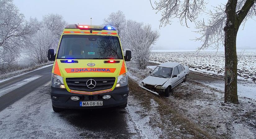A zúzmarás úton megcsúszott és árokba csapódott egy autó Mártély közelében – galériával
