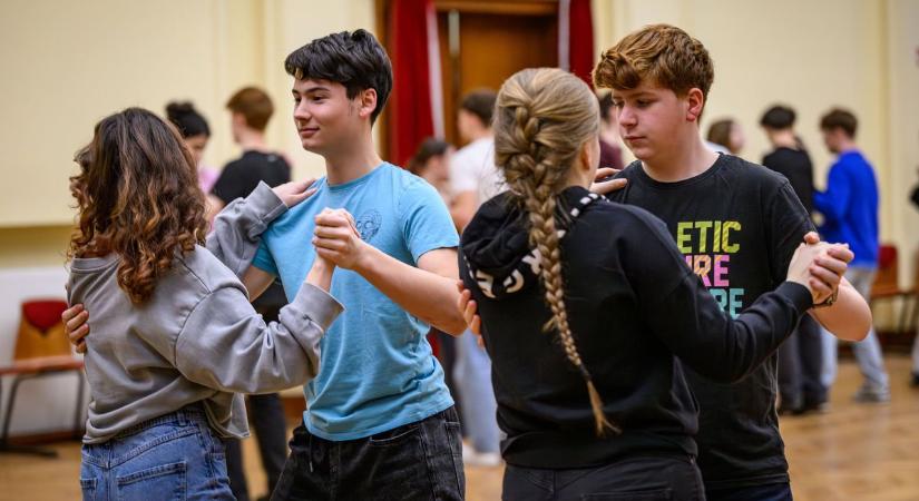 A koszorúcska több, mint a diákok "vizsgája", tovább él a több évtizedes hagyomány Sopronban - fotók