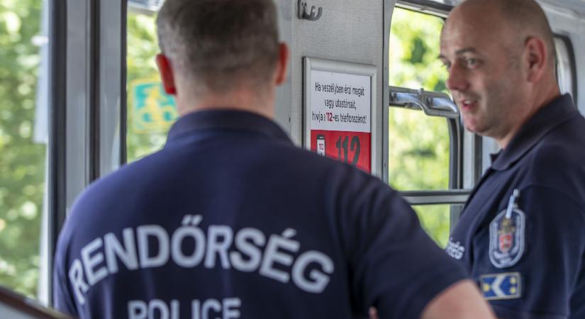 Már hívta a 112-őt a jegyellenőr, amikor a HÉV utasa kiverte a kezéből a telefont, és úgy megütötte, hogy a sínekre esett