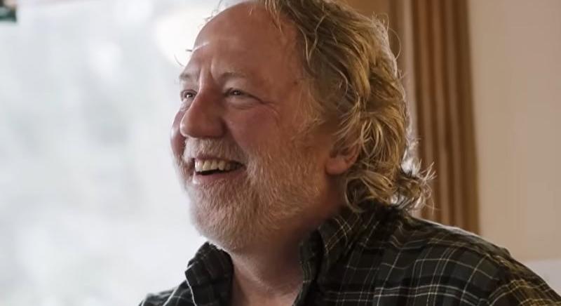 Készülő sorozatából is repült Timothy Busfield – kivágta az Amazon