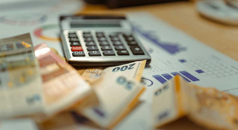 Hatszázalékos hiánycéllal és 20 milliárd eurós uniós beruházásokkal számol a kormány 2026-ra