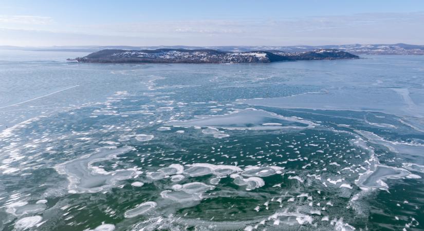 Komoly veszélyre figyelmeztetnek a szakértők: váratlanul bajba kerülhet, aki a Balaton jegére merészkedik