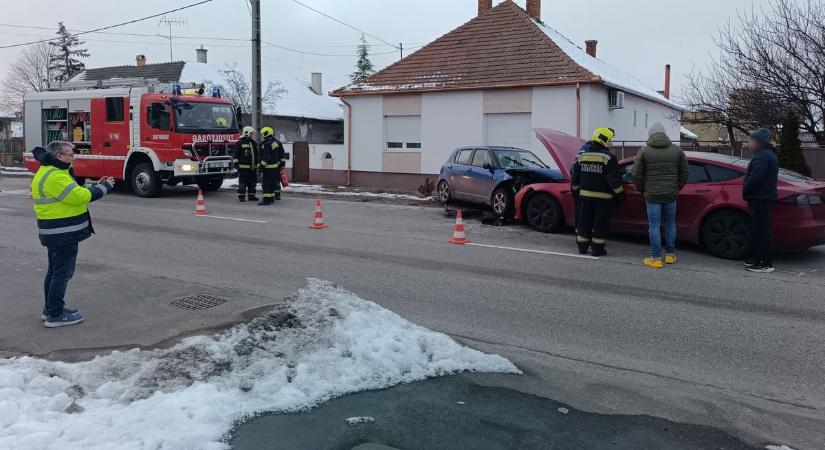 Frontális ütközés Soltvadkerten: mentők vitték el az egyik sofőrt – fotók