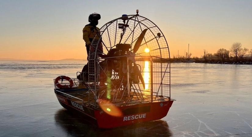 Vészhelyzet a Balatonon: a jég alá kellett merülniük a vízimentők búvárjainak