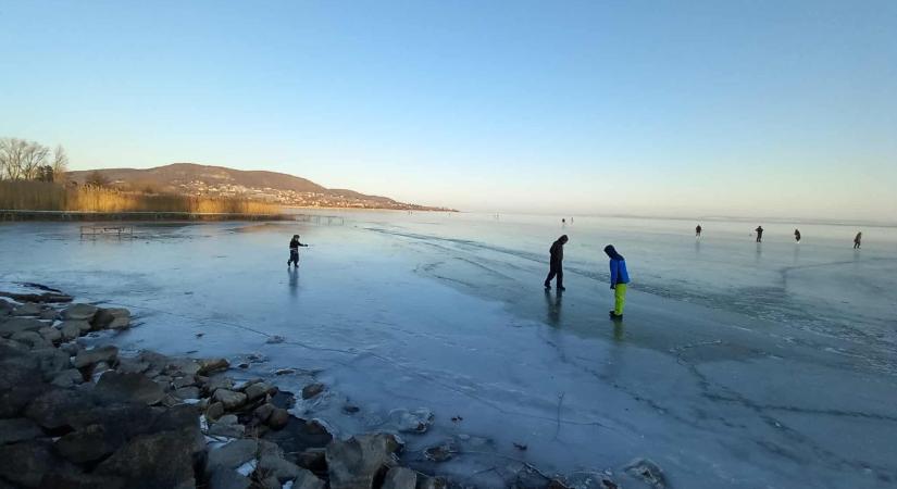 Alatomos veszélyre figyelmeztetnek a Balatonon