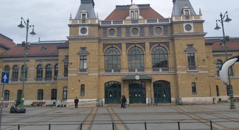 Hát ebből sem lesz semmi – nem lesznek felújítva egyelőre a nagy pályaudvarok – Lázár János most az Állami Számvevőszéket okolja