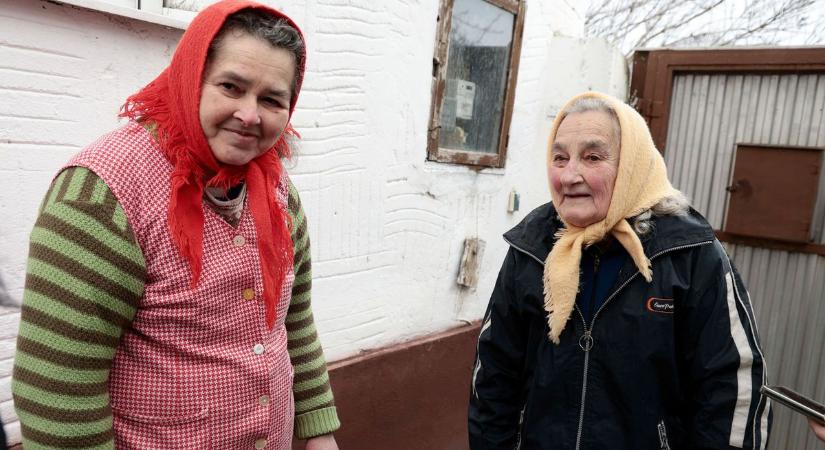 Nem füstölt a kémény, ez jelezte a bajt: a szomszédok mentették meg a két idős nő életét – galériával