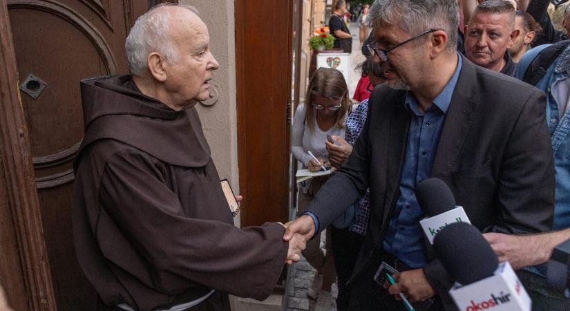 Feljelentették az ateisták a Hadházy tüntetésébe beleharangozó templomot