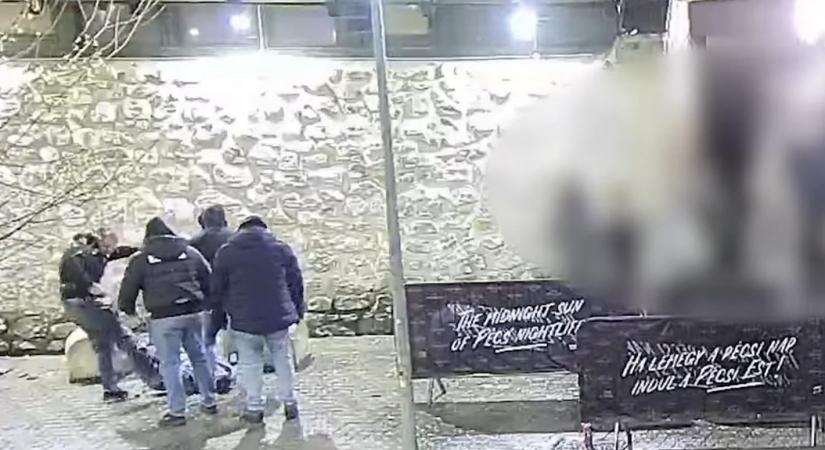 Videón, ahogy kidobó üt-rúg egy földön fekvő férfit a razzia célpontjává váló pécsi szórakozóhely előtt