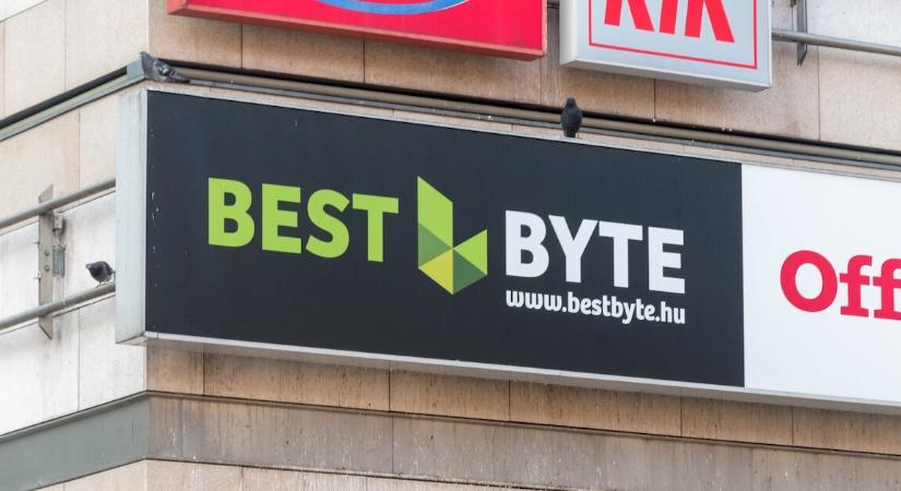 Válságba került a népszerű magyar műszaki áruházlánc, bezárásokkal és elbocsátásokkal próbál túlélni