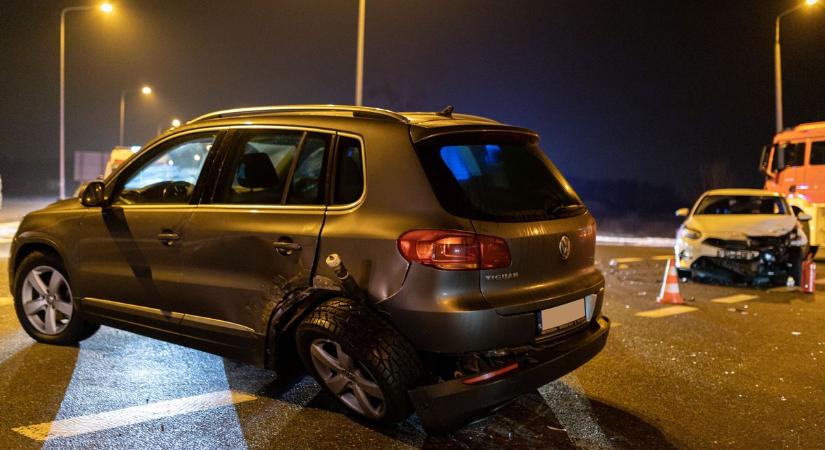 Hatalmas baleset Szajol és Tiszapüspöki között – mentő is érkezett a helyszínre
