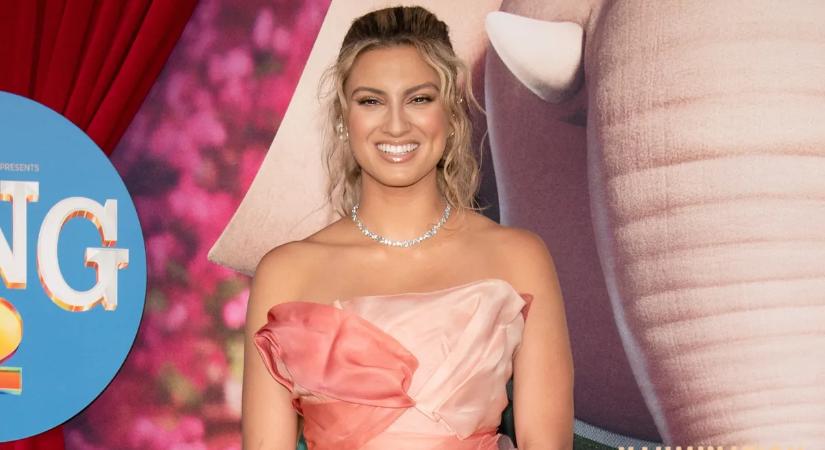 A gyönyörű, Grammy‑díjas énekesnő, Tori Kelly nem vetkőzik, mégis megáll a levegő, ha ránézel -szexi galéria