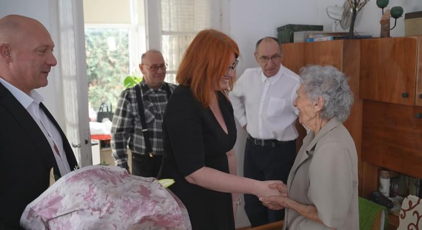 Szépkorút köszöntött Paks polgármestere