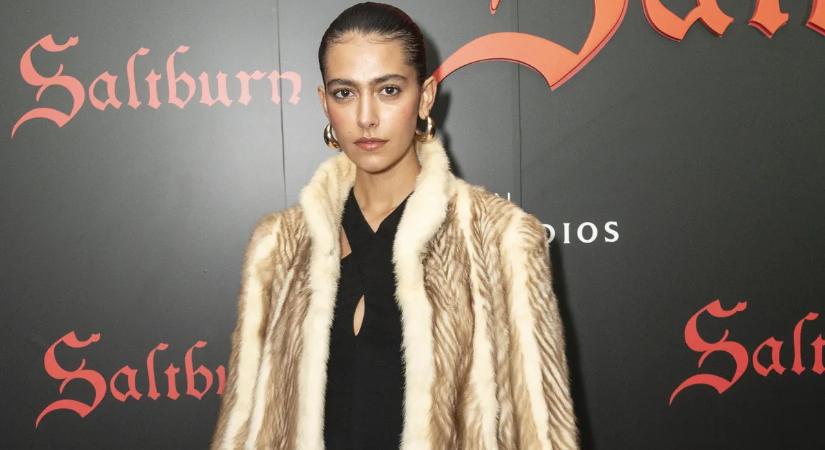 Mély kivágás, finom sziluett - a mexikói-olasz divatmodell testén alig van textil – szívdöglesztő galéria