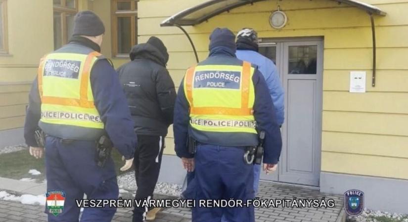 A Pápa környéki rezes páros heteken át lopkodott egy telephelyről (videó)