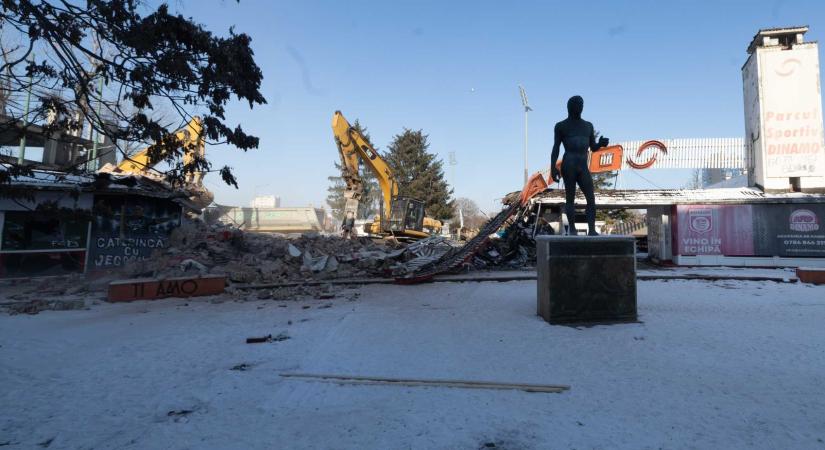 Elbúcsúztak a stadiontól – Megkezdődött a bontás