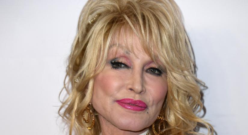 Dolly Parton ebben az elképesztő szettben ünnepelte a 80. születésnapját