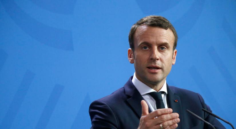 Így sem nagyon láttunk még politikust beszélni – ezért viselt szemüveget Macron Davosban