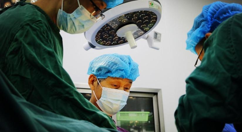 Levágták egy újszülött középső ujját a császármetszés során