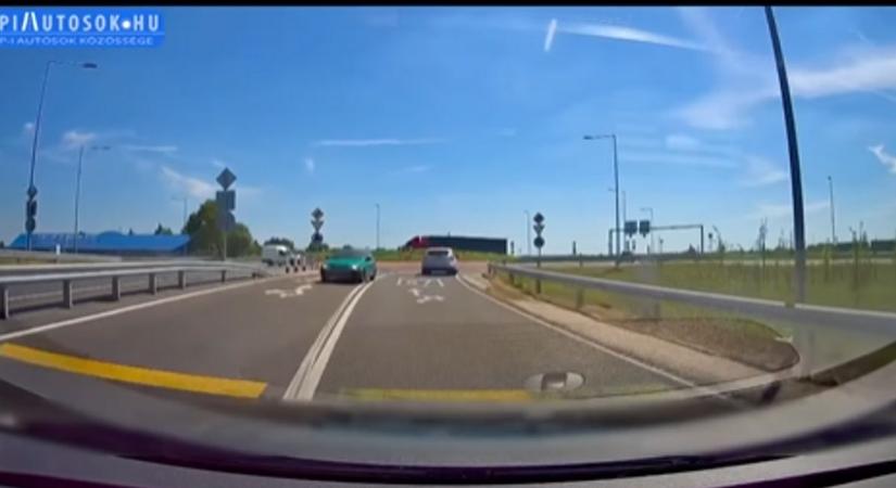 Sokkoló videó: szemben ment a forgalommal a 67-es úton egy autós – Így (ne) közlekedjünk!
